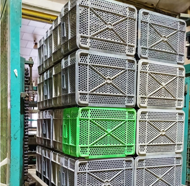 Hace unos meses, una empresa de cítricos de Alicante que cesó su actividad quiso deshacerse de un gran lote: 16.000 cajas agrícolas de 37,5 × 50 × 28 cm, de tipo rejillado.
No soy muy fan de las cajas agrícolas, ya que suelen tener poco valor en el mercado. Por eso, hablando con el vendedor, acordamos el método de venta en consignación: el cliente mantiene el material almacenado durante al menos 90 días (renovables) y nosotros vendemos el lote a comisión.
