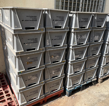 Lotes de cajas plásticas con hasta un 75% de descuento en Sobrantesdestocks.com